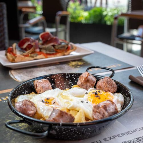 artén de huevos de caserío, con patatas boina artesanas y butifarra de Aran